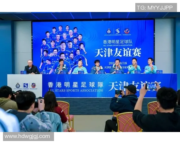 足球明星们的亲密时刻合照分享展现友谊与竞技精神的精彩瞬间