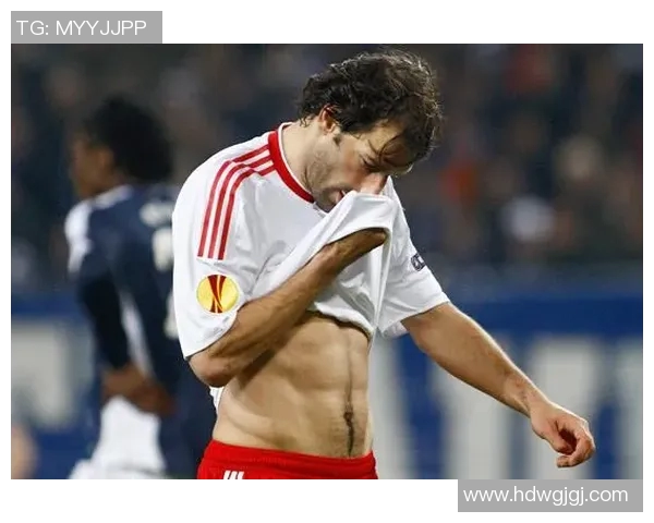 各国足球明星展现完美腹肌的魅力瞬间与健身秘诀分享