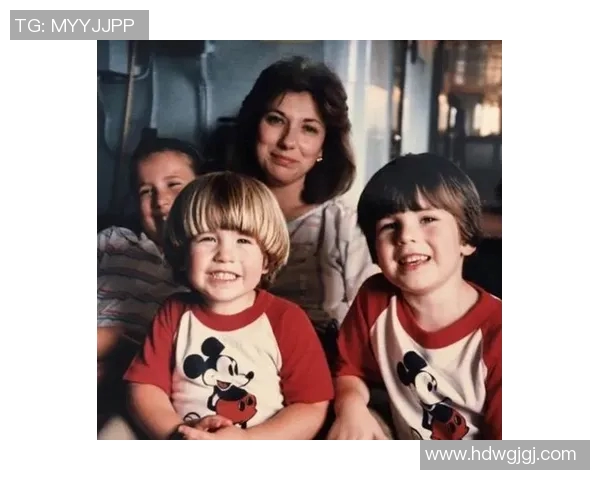 足球明星与妈妈温馨合影展现亲情与荣耀的完美结合 足球明星与妈妈温馨合影展现亲情与荣耀的完美结合